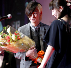 新人賞の岡田将生は夏帆から花束を受け取り笑顔