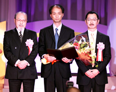 ビターズエンド定井勇二さん（中央）と品田雄吉審査員（左）、前回受賞の木ノ本尚道氏
