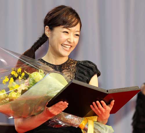 新人賞を受賞した井上真央は、笑顔で喜びを語った(撮影・浅見桂子)