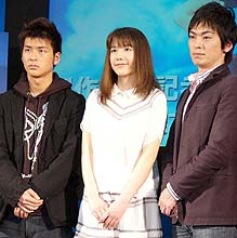 アニメ「時をかける少女」の声優を務める左から石田卓也、仲里依紗、板倉光隆