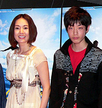 「キャッチ ア ウェーブ」の舞台あいさつに立ったとよた真帆、豊田和真さん