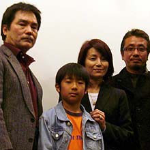 左から主演の蟹江敬三、大沼健太郎、仁科亜季子、岡田主監督