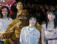 初日舞台あいさつを行った左から奥貫薫、津田寛治、主演の富岡涼、夏帆