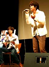 映画「青いうた～のど自慢青春編～」の試写会で、ＨＡＹＡＢＵＳＡの２人がエンディング曲を歌った