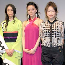 映画の完成披露試写会であいさつした、左から中村優子、中越典子、池脇千鶴