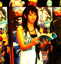 真剣な表情でアフレコに臨む真鍋かをり