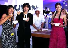 うどんに舌鼓を打つ、映画「ＵＤＯＮ」に出演するユースケ・サンタマリアら