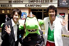 アニメ映画「ブレイブ　ストーリー」試写。ウエンツ瑛士（左）と大泉洋