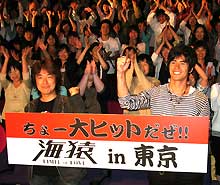 映画「海猿」の舞台あいさつで４都市を回った伊藤英明（右）と羽住英一郎監督