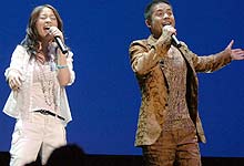 映画「日本沈没」完成披露試写会で熱唱するソンミン（左）と久保田