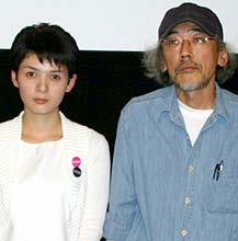 映画「バッシング」の初日舞台あいさつに出席した主演占部房子と小林政広監督