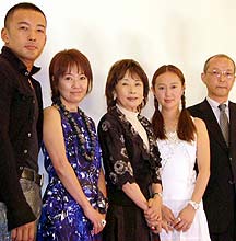 左から山本太郎、浅田美代子、吉行和子、工藤夕貴、倉内均監督