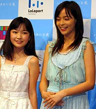 映画初主演の加藤ローサ（右）と菅野莉央