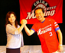 「永遠の青春コンビ」が握手。森田健作（右）とコンペに駆け付けた早瀬久美