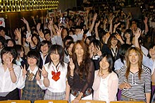 映画「Ｍ：ｉ：３」高校生限定特別試写会で記念撮影する工藤静香（中央）