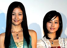 舞台あいさつで大ヒットを誓う黒木メイサ（左）と堀北真希