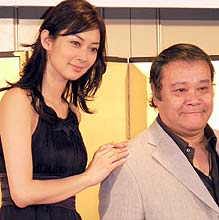 女優として成長する機会を得た伊東美咲（左）と中年課長を演じた西田敏行