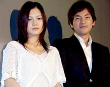 映画「タイヨウのうた」舞台あいさつを行った左から主演ＹＵＩ、小泉徳宏監督