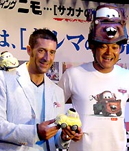 米アニメ映画「カーズ」初日舞台あいさつ。左からジローラモ、山口智充