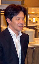 故今村昌平さんのお別れの会に参列する内村光良（撮影・長谷川元明）