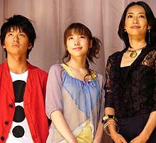 「時をかける少女」の初日舞台あいさつ。左から石田卓也、仲里依紗、原沙知絵