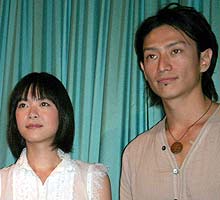 都内で主演映画の舞台あいさつに出席した上野樹里（左）と伊勢谷友介