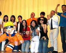 映画「ＮＡＲＵＴＯ」の試写会で、雄たけびをあげるアニマル浜口（後列中央）
