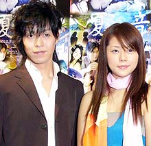 「夏音」の初日舞台あいさつをするＩＺＡＭ監督と吉岡美穂