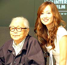 東京国際映画祭の黒沢明賞を受賞した市川崑監督（左）と審査委員の工藤夕貴