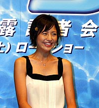 映画「ラブ」の完成会見で笑顔を見せる長沢まさみ