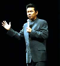 舞台あいさつする今井雅之監督