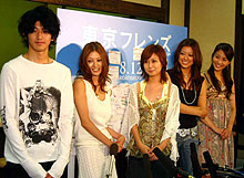 完成会見に出席した、左から瑛太、真木よう子、大塚愛、松本莉緒、小林麻央