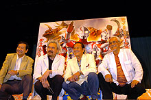 ウルトラマン誕生４０周年記念で記念撮影に納まるエース高峰圭二（左）ら