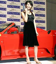 試写会に出席した真鍋かをりは、劇中と同じフェラーリの前でポーズを決めた
