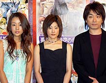 人気声優の川上とも子（中央）と関智一（右）。左は声優初挑戦のユンソナ
