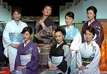 「大奥」の会見に出席する出演者たち、下段中央が仲間由紀恵