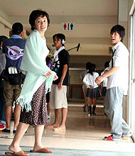 映画「キトキト」のロケで、明るい表情の母親役大竹しのぶ（左）と石田卓也