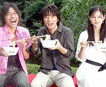 左からトータス松本、ユースケ・サンタマリア、小西真奈美