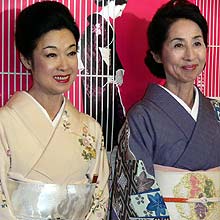 記念トークショーに出席した、左から若尾文子、香川京子
