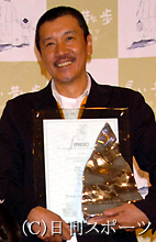 がい旋会見に臨んだ奥田瑛二
