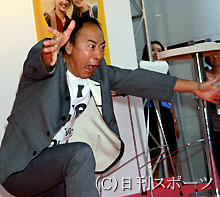 モト冬樹は必殺技モトヅラッガーを披露する（撮影・川口晴也）