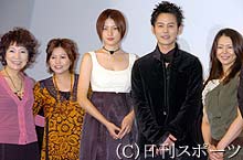左から森山良子、夏川りみ、長沢まさみ、妻夫木聡、小泉今日子