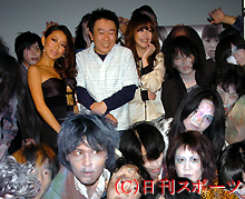ゾンビに囲まれて怖がる沢尻エリカ（中央）。左へ古沢健監督、加藤ミリヤ