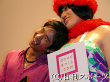 試写イベントで、しずちゃん人形に寄り添うジェイク・シマブクロ