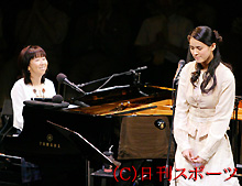 谷山浩子のライブにゲスト出演した手嶌葵