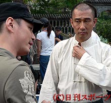 ジン・チェン監督（左）と撮影について話し合う中井貴一