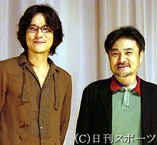 映画のヒット祈願あいさつを行った豊川悦司（左）と黒沢清監督