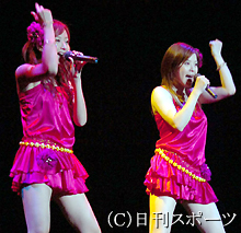 スケバン刑事のイベントで主題歌を歌うＧＡＭの松浦亜弥（右）と藤本美貴