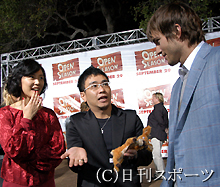 木村佳乃（左）と八嶋智人（中央）はアシュトン・カッチャーと初対面