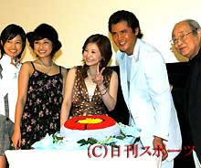 ヨーヨーをかたどったケーキを前に笑顔を見せる松浦亜弥（中央）ら出演者たち